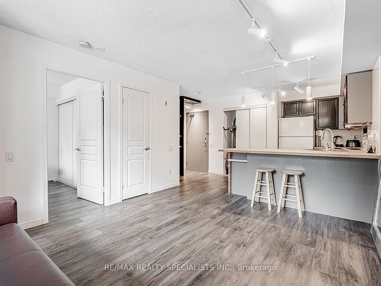 140 Bathurst St #208 — Photo 16