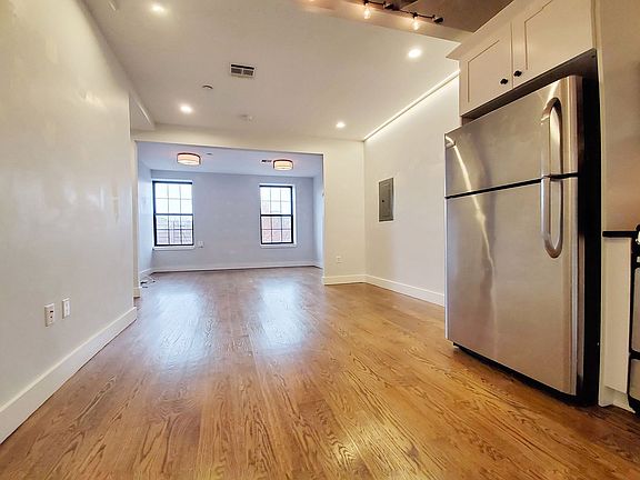 3rd image of 634 Kosciuszko St APT 3F
