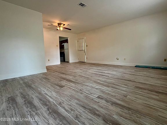 3rd image of 6 Dogwood Cir