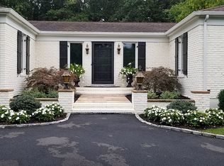 14 Burnham Ln, Dix Hills, NY 11746