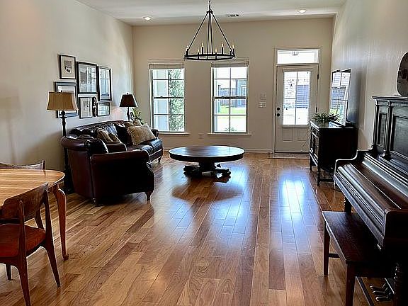 2nd image of 1042 Shadow Bluff Dr