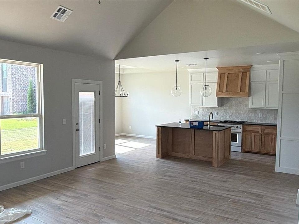 2nd image of 2156 Josslyn Pl