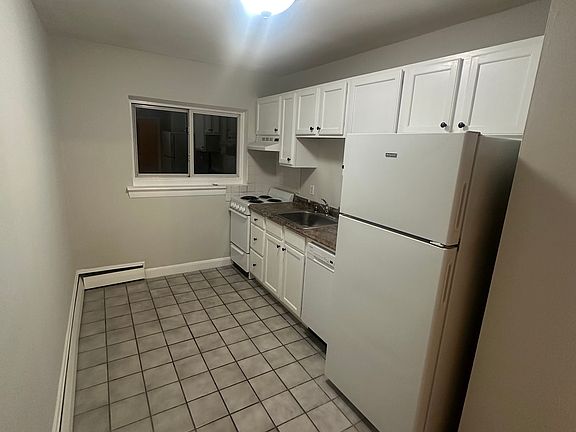 3rd image of 39 Selkirk Rd #7