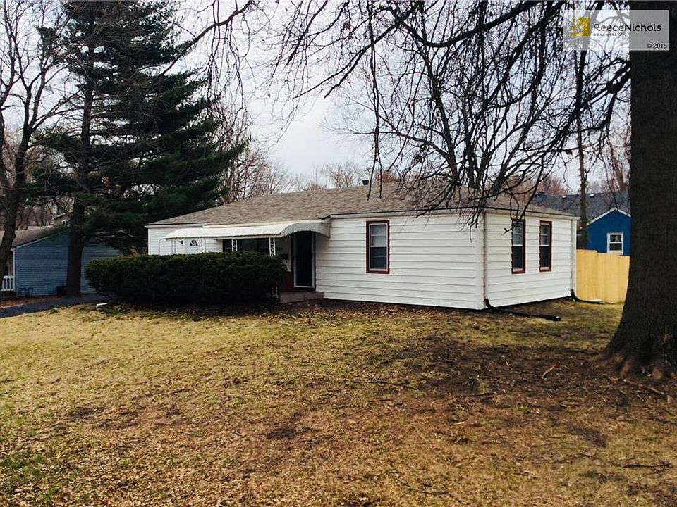 Covered front porch & corner lot.