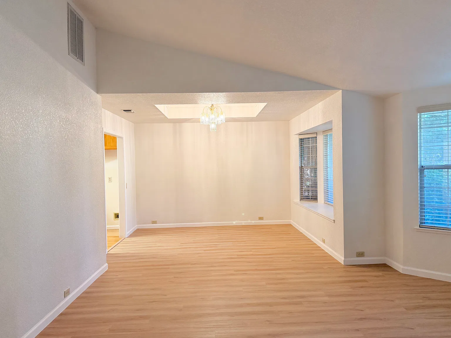 4 bed, 2274 sqft, $4,295 — Photo 2