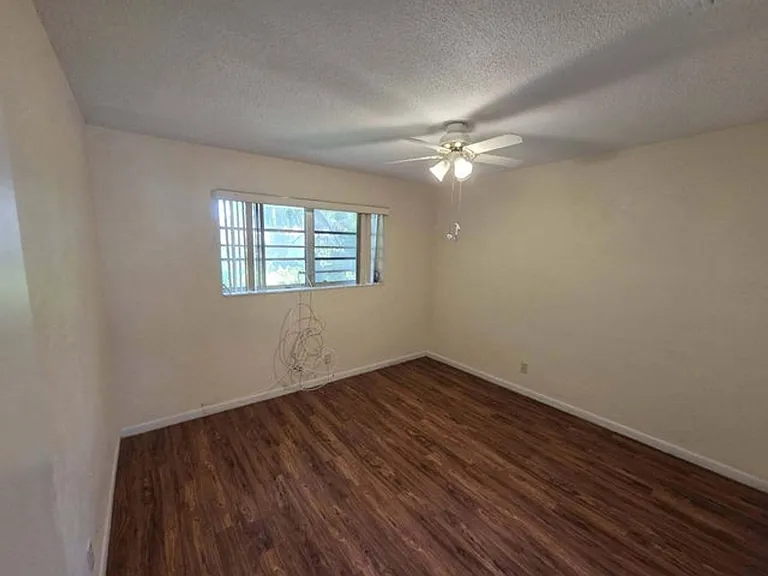 205 SE 7th St — Photo 7