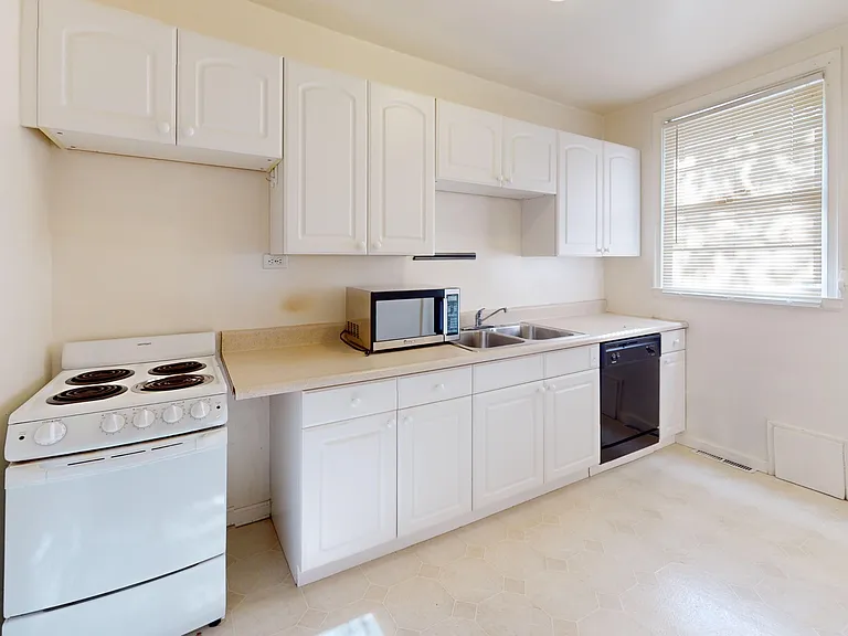 2525 S Clayton St — Photo 28
