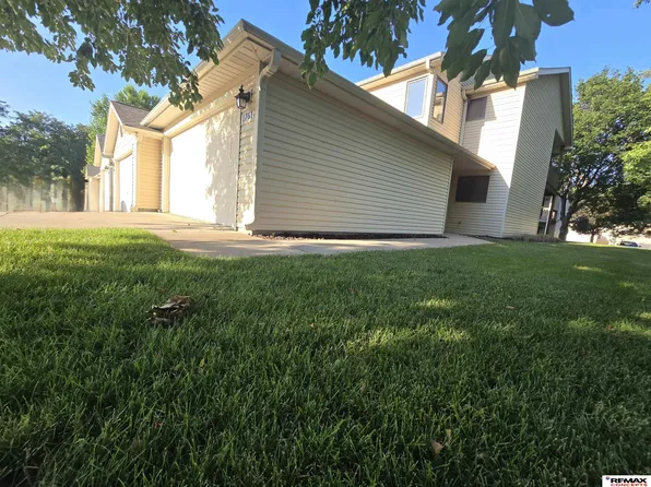 1761 Surfside Dr, Lincoln, NE 68528