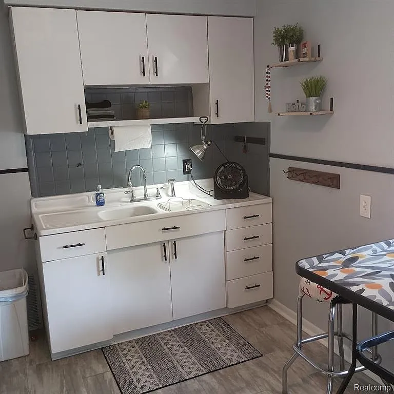 3 bed, 1.0 bath, 1692 sqft, $1,570 — Photo 4