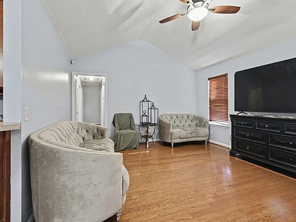3rd image of 832 Post Oak Dr
