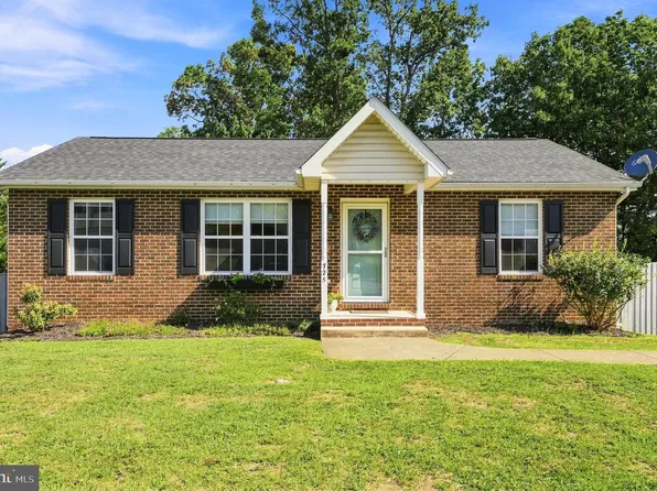 725 Christiansen Dr, Strasburg, VA 22657