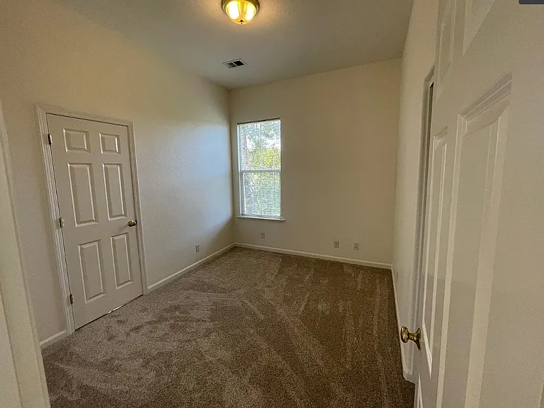 2114 Jennifer Ct — Photo 5
