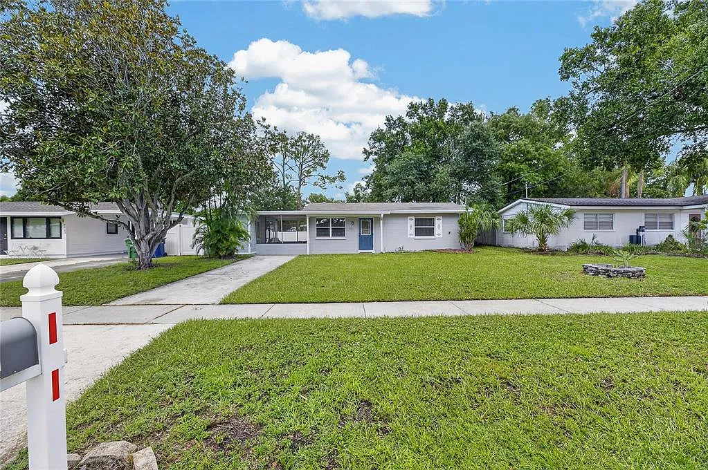 2 bed, 1.0 bath, 825 sqft, $2,200 — Photo 1