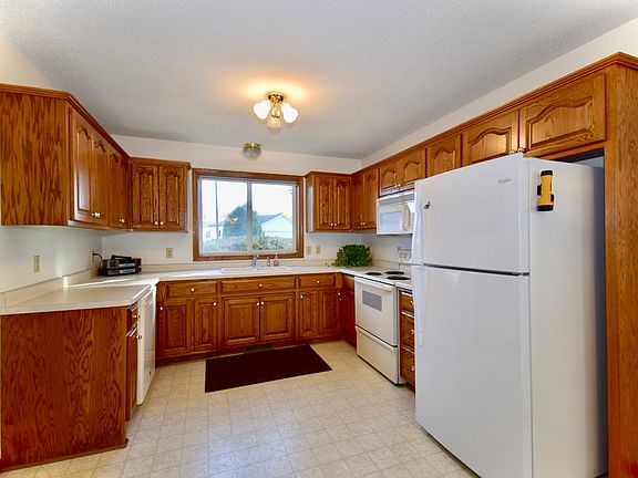 3rd image of 421 Fieldcrest Ln