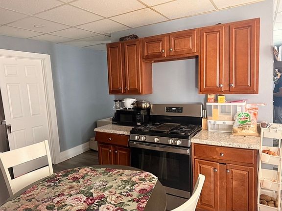 3rd image of 227 Eagle St