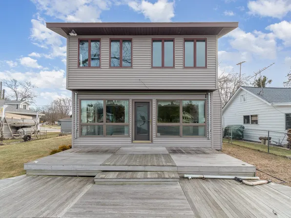 173 River Trail Dr, Bay City, MI 48706