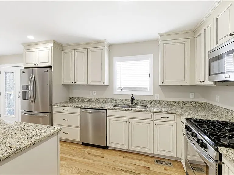 2176 Riverside Dr — Photo 9