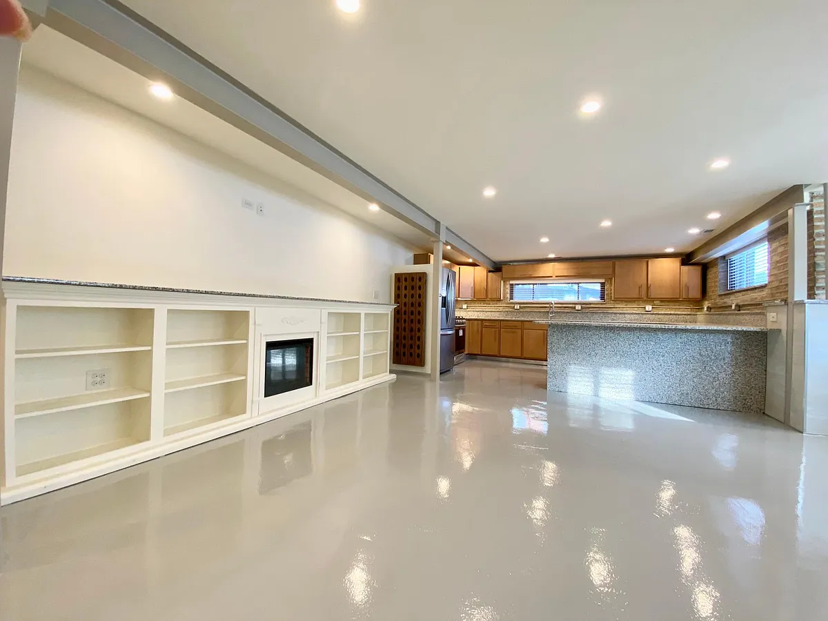 Building Photo - 2700 W Medill Ave #G