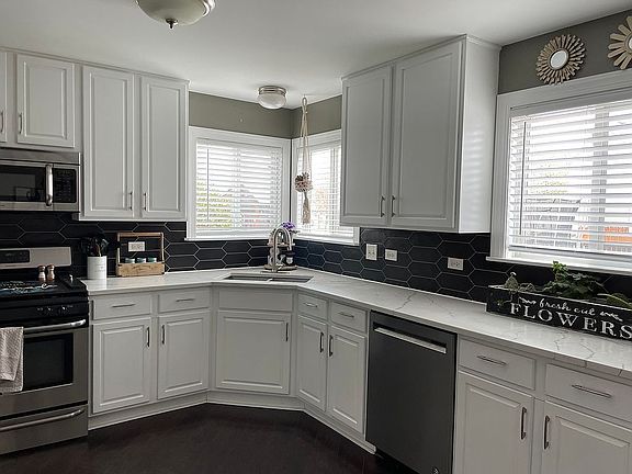 3rd image of 1006 Pineview Dr