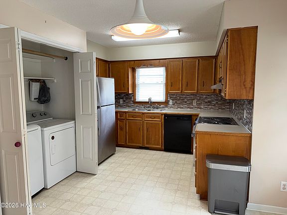 5th image of 126 Edgewater Road