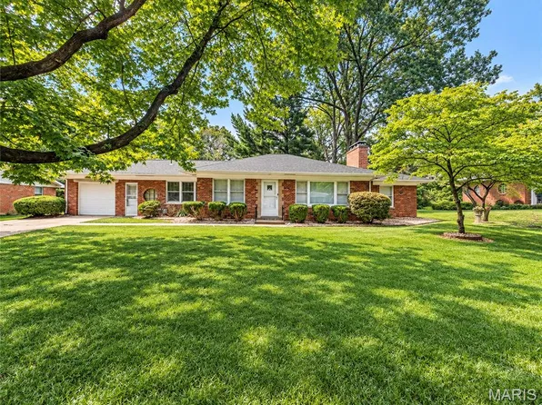 49 Shady Ln, Belleville, IL 62221