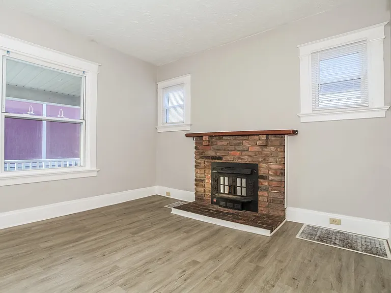 655812_018_living_room_13136619.jpg