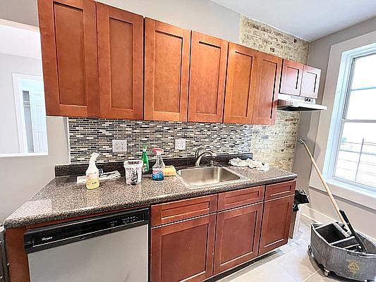 4th image of 530 E 22nd St #3