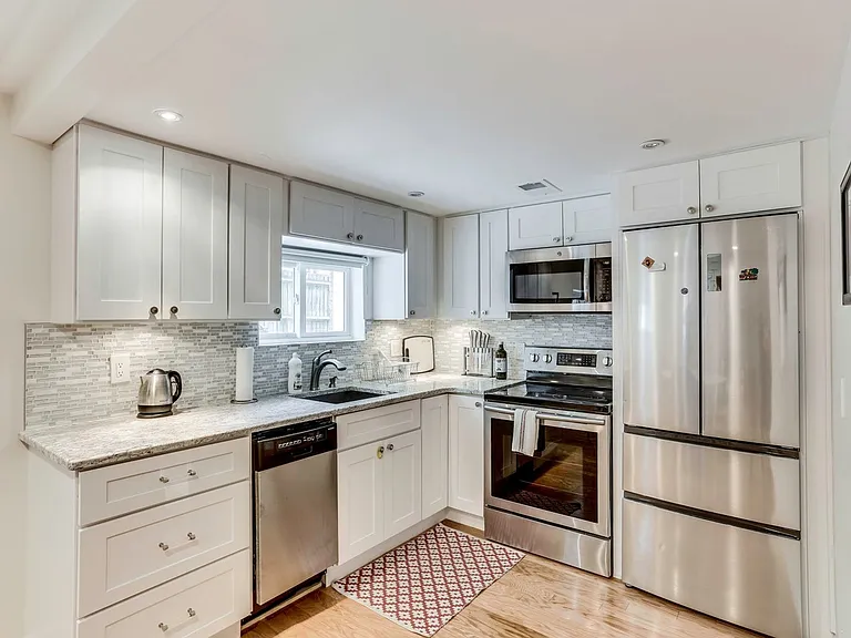1010 C St SE — Photo 1