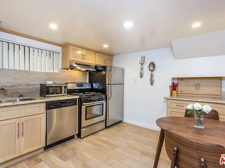 1407 W 2nd St — Photo 15