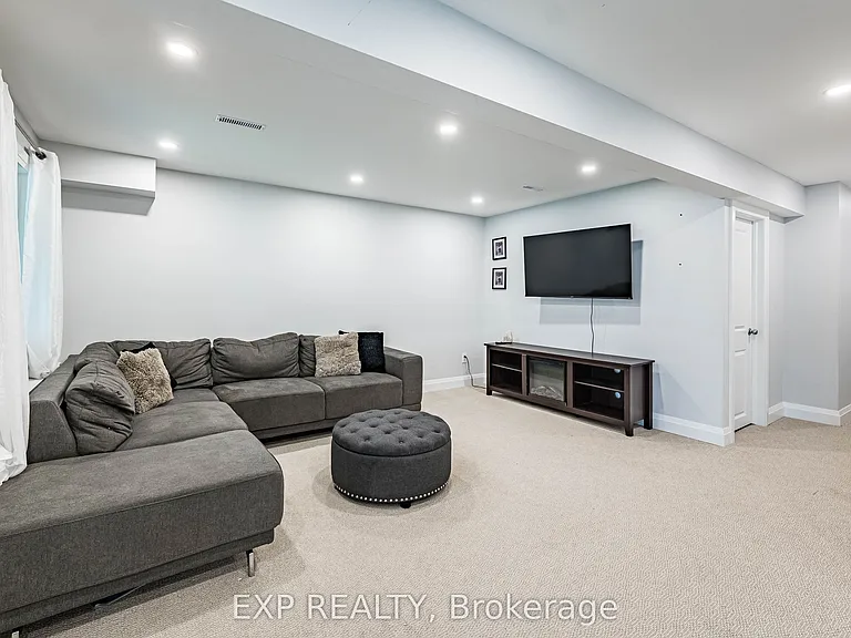 63 Wood Grove Cres — Photo 32