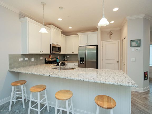 4th image of 19 Canary Palm Ct