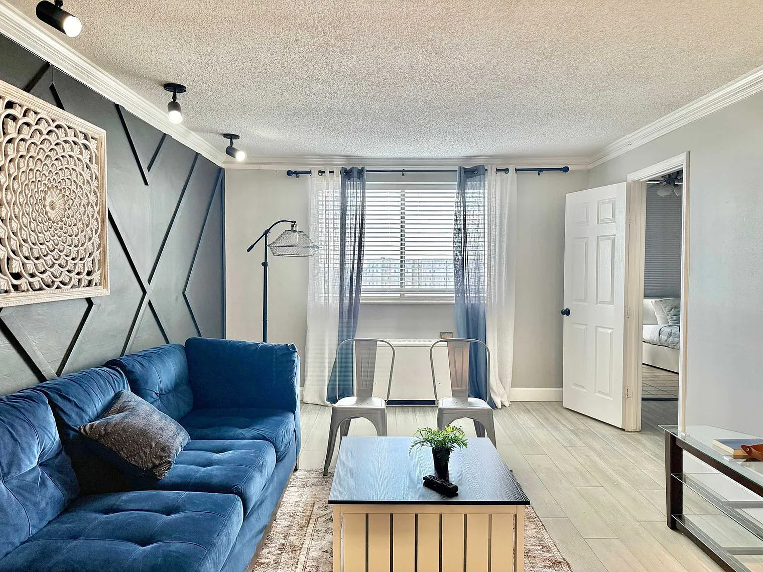 3 bed, 2.0 bath, 990 sqft, $3,422 — Photo 2