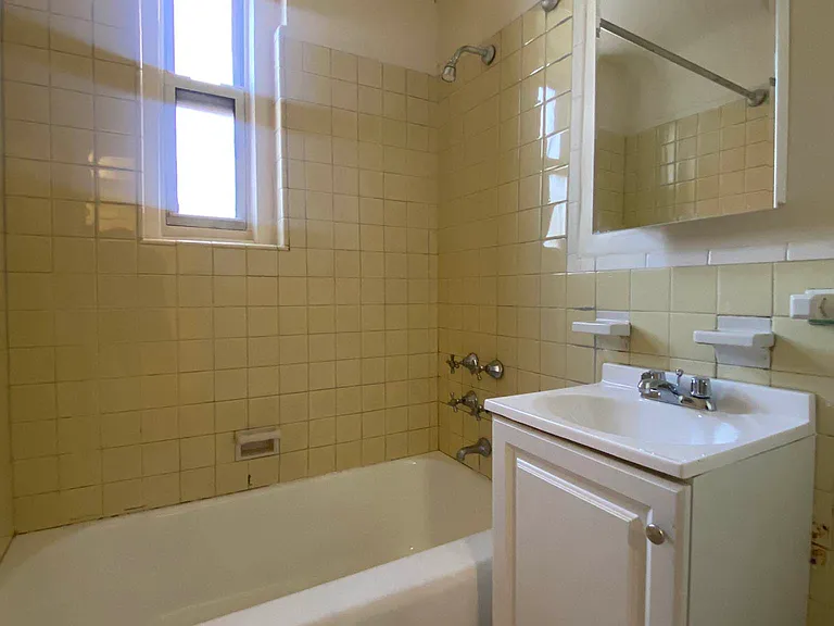 9216 Whitney Ave #305 — Photo 8