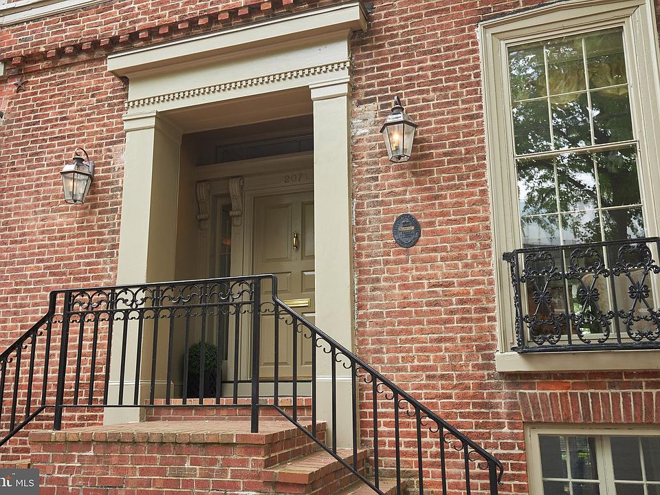 1st image of 207 N Fairfax St