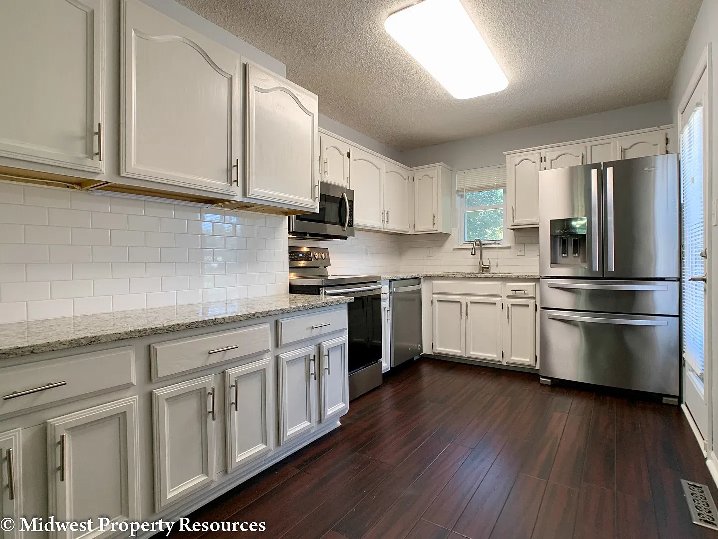 Beautiful & Clean 3 Bedroom Home in Lee's Summimt — Photo 2