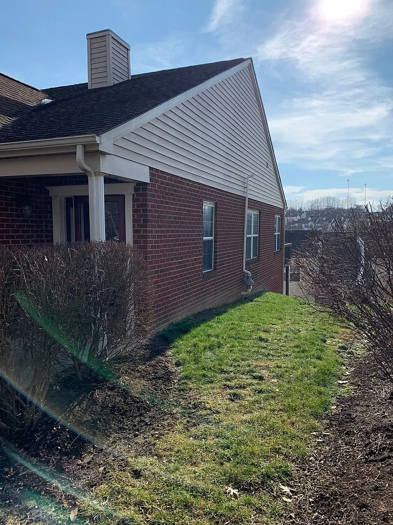 2 Bedroom 2.5 Bath Townhouse with 2 Car Garage — Photo 4