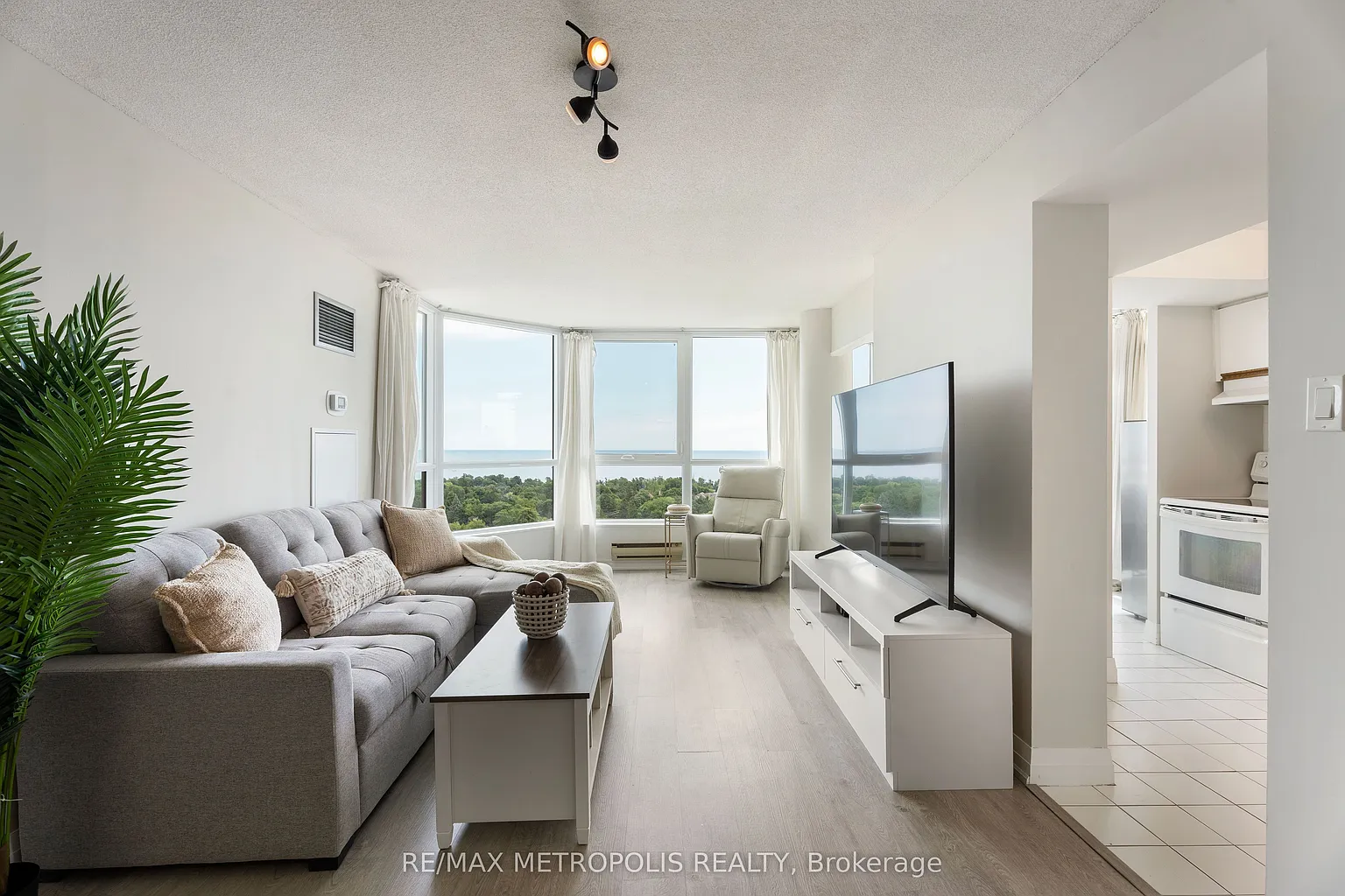 3233 Eglinton Ave E #1707 photo 1