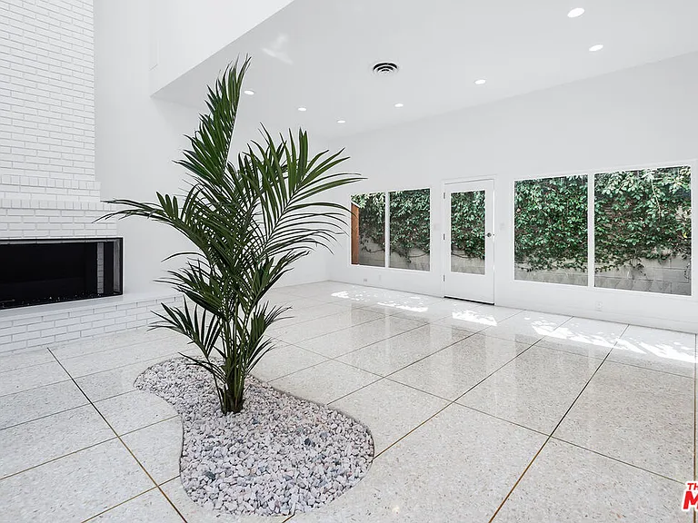 764 N Doheny Dr #2 — Photo 2