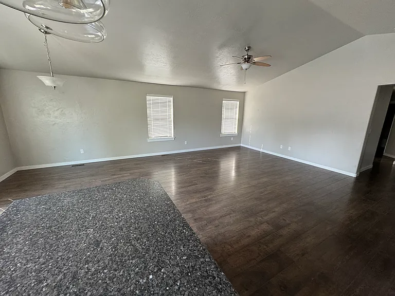 629 E Ionia Dr — Photo 9