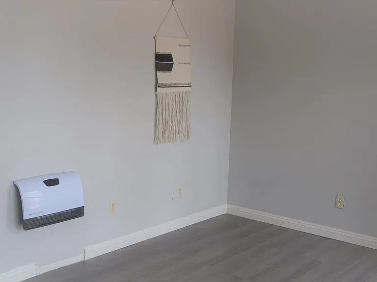 214-216 N Canyon Dr — Photo 3