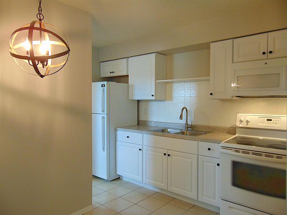 3rd image of 2120 Van Deuren St #F