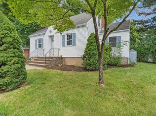 8 Leystra Ln, Wayne, NJ 07470