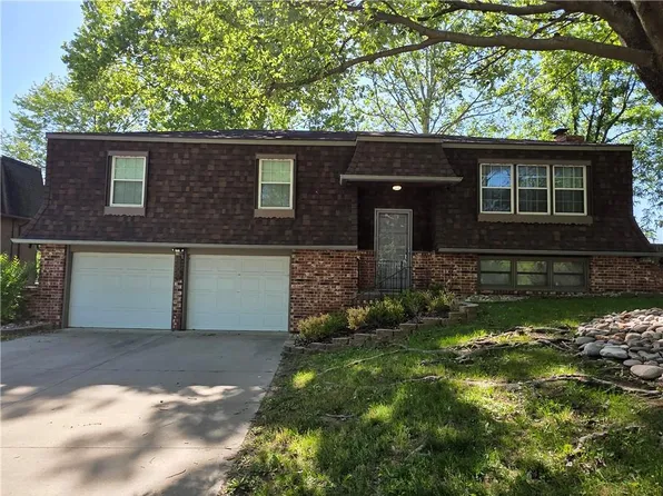 6600 Ravena Rd, Pleasant Valley, MO 64068