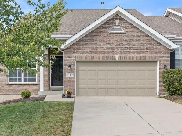 1719 Preston Centre Dr, Fenton, MO 63026