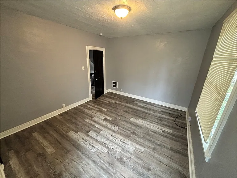 247 Rochelle St — Photo 15