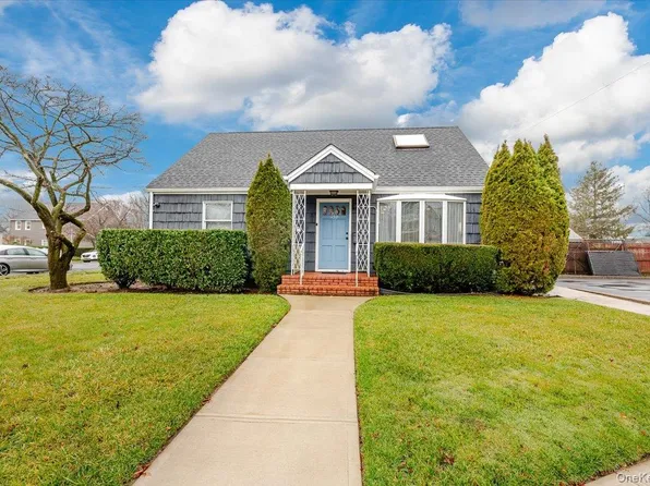 150 Park Ave, Hicksville, NY 11801