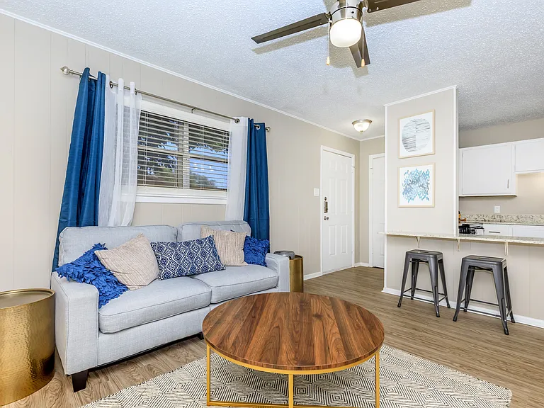 Oak Creek Apartments — Photo 7