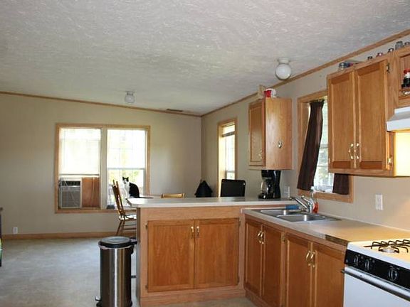 Large Eat-in kitchen with lots ot storage!