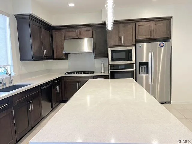 3 bed, 2033 sqft, $4,950 — Photo 3