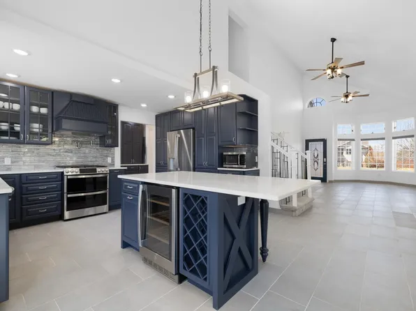 308 28th St NW, Minot, ND 58703